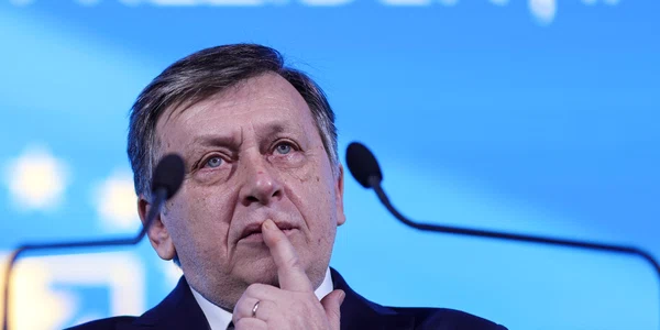 Consiliul Național al PNL pentru validarea lui Crin Antonescu în rolul de candidat al alianței PSD-PNL-UDMR-Minorități la alegerile prezidențiale din mai 2025, desfășurat la Palatul Parlamentului, în București. FOTO Inquam Photos / Octav Ganea