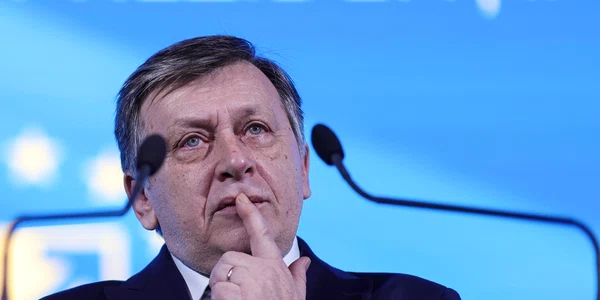 Consiliul Național al PNL pentru validarea lui Crin Antonescu în rolul de candidat al alianței PSD-PNL-UDMR-Minorități la alegerile prezidențiale din mai 2025, desfășurat la Palatul Parlamentului, în București. FOTO Inquam Photos / Octav Ganea