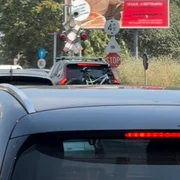 Șofer care nu respectă bariera pusă la trecerea de cale ferată FOTO: captură Facebook Cosmin Stan