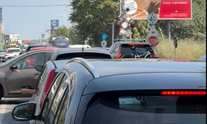 Șofer care nu respectă bariera pusă la trecerea de cale ferată FOTO: captură Facebook Cosmin Stan