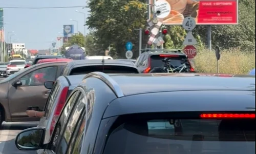 Șofer care nu respectă bariera pusă la trecerea de cale ferată FOTO: captură Facebook Cosmin Stan