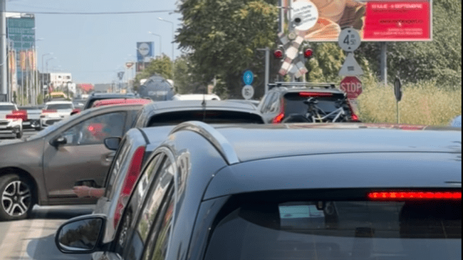 Pericol de moarte la trecerea de cale ferată la Petricani: o mașină a fost prinsă între bariere fix când trecea trenul