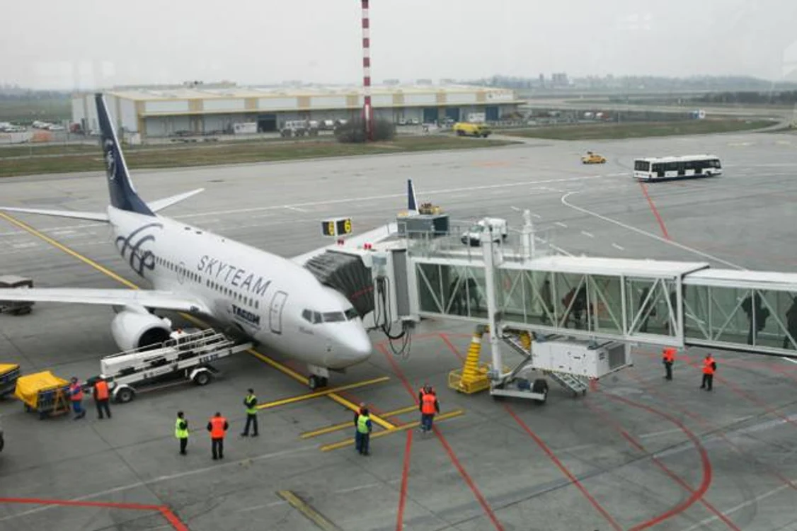 
    Avionul în care s-au aflat Victor Ponta și Călin Popescu Tăriceanu a avut probleme din cauza vremii  