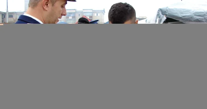 Poliţiştii au împărţit pliante în Târgul Veterani FOTO IPJ Mehedinţi