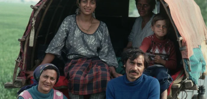 Familie de romi românească specifică anilor '80. FOTO Getty Images