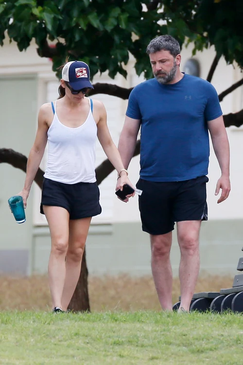 *EXCLUSIVE* Ben Affleck and Jennifer Garner appear tense during a trip to a local park in Hawaii *WEB MUST CALL FOR PRICING* jpeg