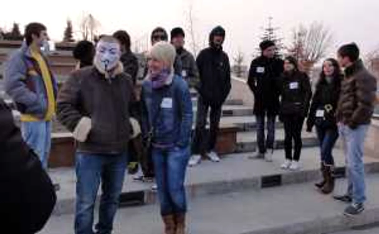 Susţinătorii mişcării anti-ACTA de la Slatina au purtat însemnele protestului devenite acum celebre în toată lumea 