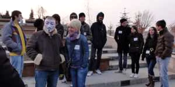 Susţinătorii mişcării anti-ACTA de la Slatina au purtat însemnele protestului devenite acum celebre în toată lumea 