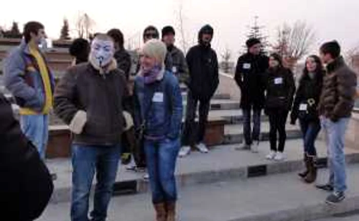 Susţinătorii mişcării anti-ACTA de la Slatina au purtat însemnele protestului devenite acum celebre în toată lumea
