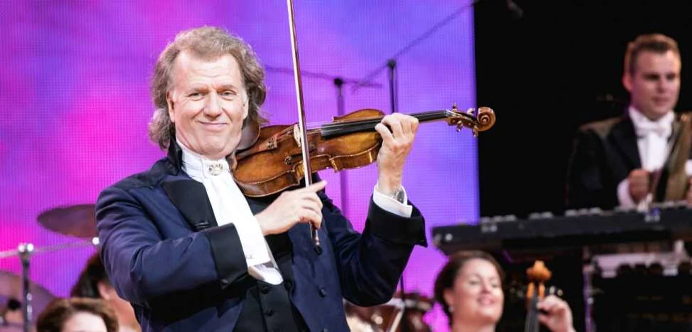 Violonistul André Rieu, în concertul de sâmbătă de la Bucureşti                                            FOTOGRAFII: Brînduşa Bălan (motionARThoughts)