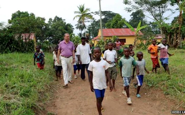 Peter Piot (stânga), s-a reîntors după 38 de ani în satul unde a analizat chestiunea virusului Ebola. FOTO BBC