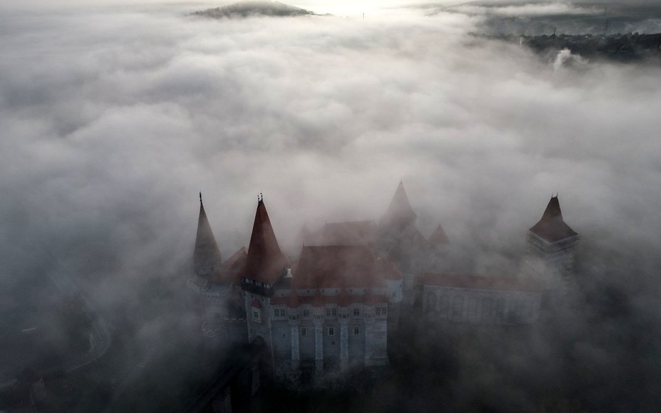 Atmosfera stranie din jurul Castelului Corvinilor, surprinsă în imagini: „Părea din alte vremuri” VIDEO