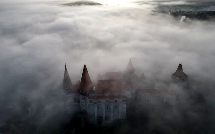 Castelul Corvinilor din Hunedoara, învăluit în ceață. Foto: Lucian Ignat.