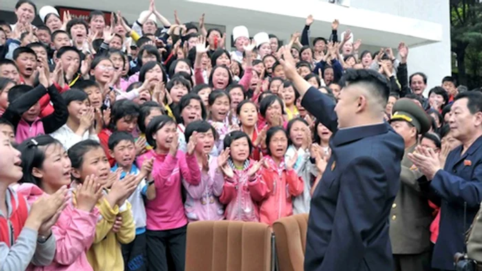 
    Kim Jon Un apare, soarele răsare... Copiii plâng de emoție la vederea liderului nord-coreeanFoto: AP  