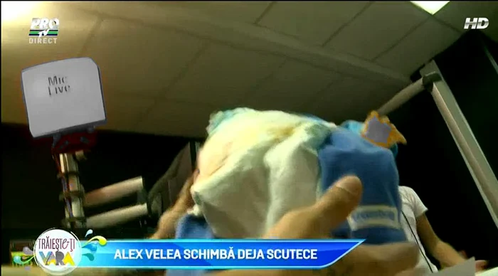 Alex Velea schimbând scutece