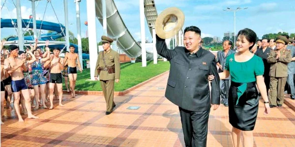 Liderul nord-coreean  Kim Jong-un şi soţia sa, Ri Sol-ju, la  inaugurarea parcului  de distracţii Rungna   