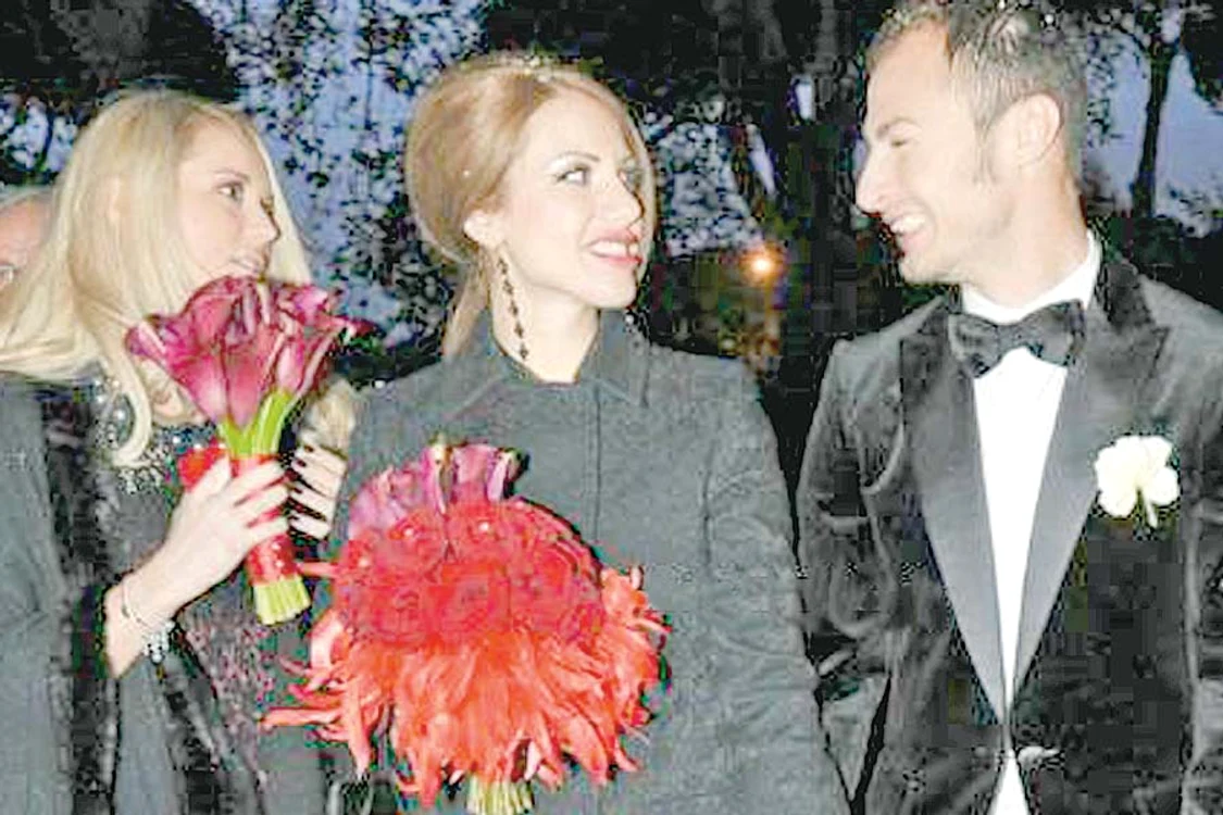 Ştefan Radu şi Alexandra  au venit la cununia civilă  într-o caleaşcă elegantă (Fotografii: Calciatori&Family)