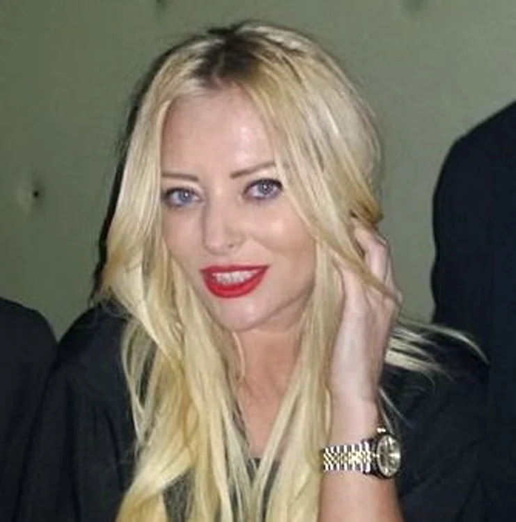 
    Această geacă aurie pe care Delia a purtat-o la prima gală X Factor a costat-o 3.500 de euroFoto: arhivă personală  