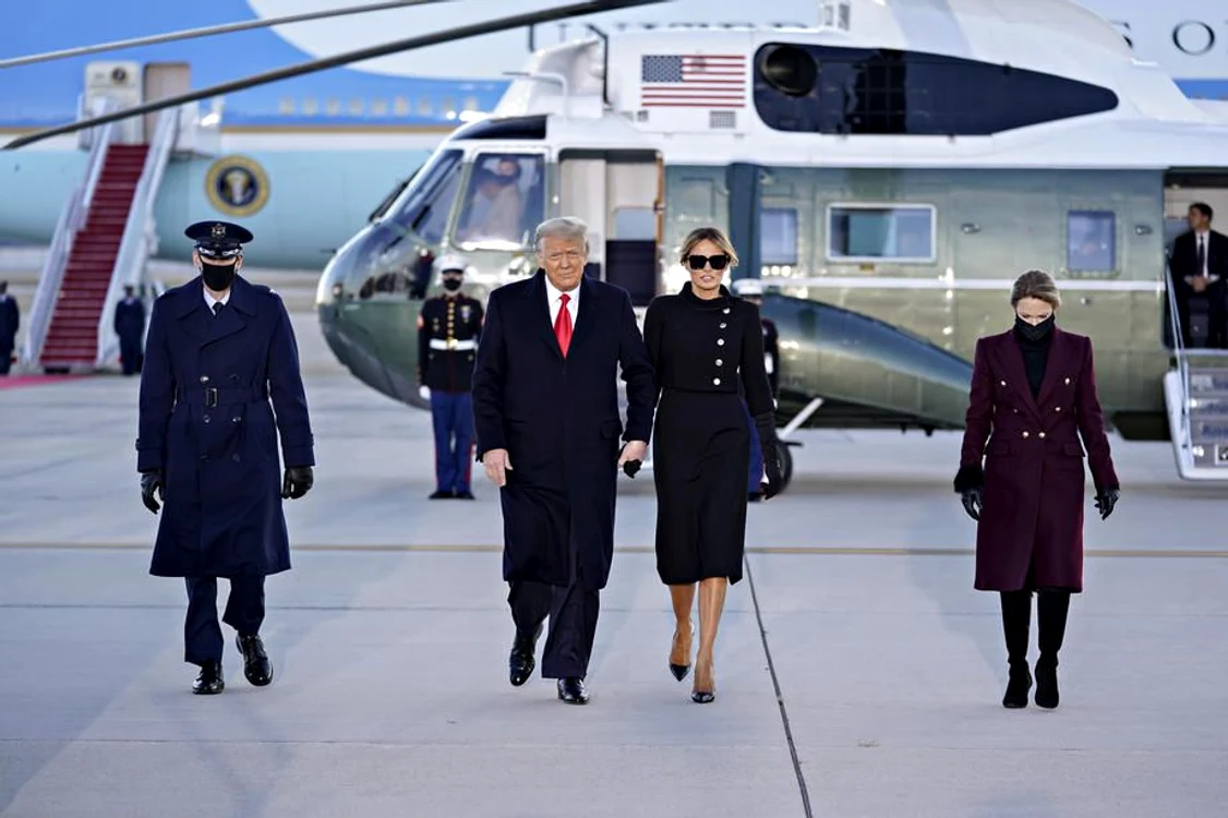 Donald și Melania Trump, pe aeroportul Andrews. Cei doi se îndreaptă către aeronava care îi transportă în Florida