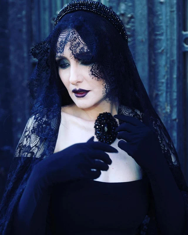 Alina Sorescu transformata in Morticia Addams in hainele din colectia Wednesday by Cera Mihailescu   Instagram (3) jpg