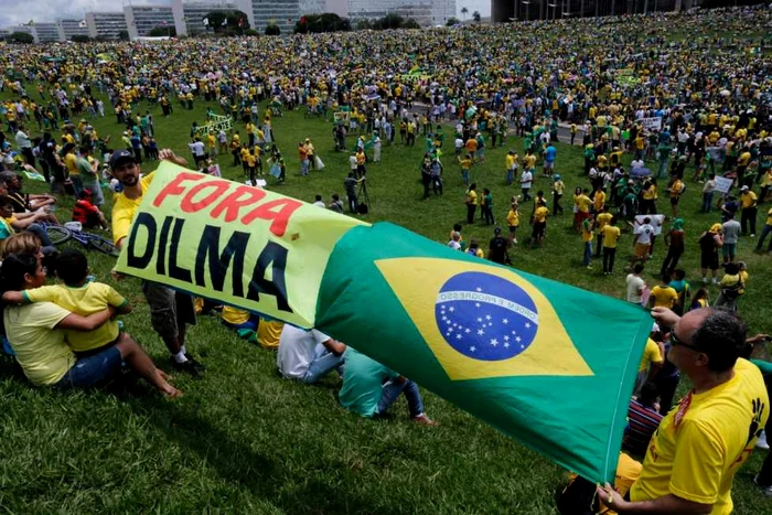 Milioane de oameni s-au adunat de-a lungul Braziliei pentru a solicita punerea sub acuzare a preşedintei ţării Dilma Rousseff FOTO AP