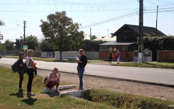 Elevii aşteaptă autobuzul sau ocazia la marginea drumului FOTO Cosmin Zamfirache