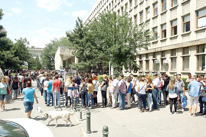 La Academia de Studii Economice tinerii au stat la coadă ca să se înscrie