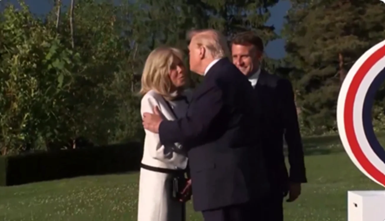 Interacțiunea dintre Trump și Prima Doamnă a Franței, devenită virală. Foto: captură video X 