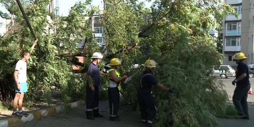 Furia naturii a făcut ravagii în Microraionul IV din Târgovişte