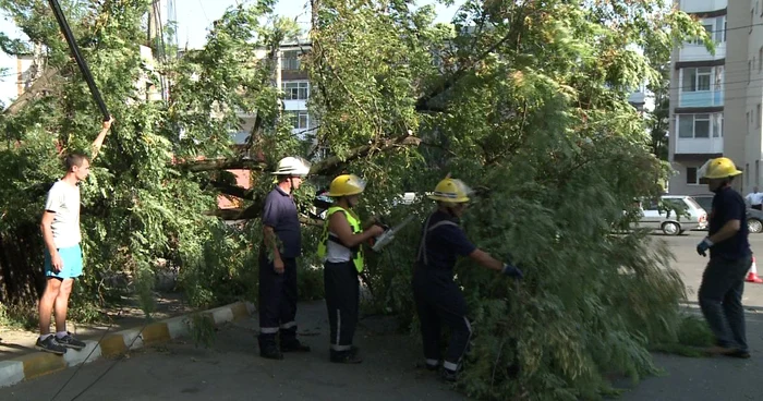 Furia naturii a făcut ravagii în Microraionul IV din Târgovişte
