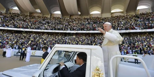 Papa Francisc sosind pe stadionul Zayed Sports City FOTO EPA-EFE