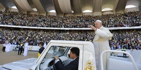Papa Francisc sosind pe stadionul Zayed Sports City FOTO EPA-EFE