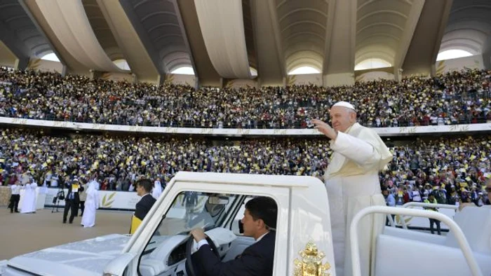 Papa Francisc sosind pe stadionul Zayed Sports City FOTO EPA-EFE