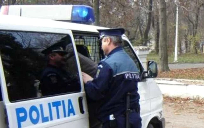 Cercetările sunt continuate de poliţiştii din Roman