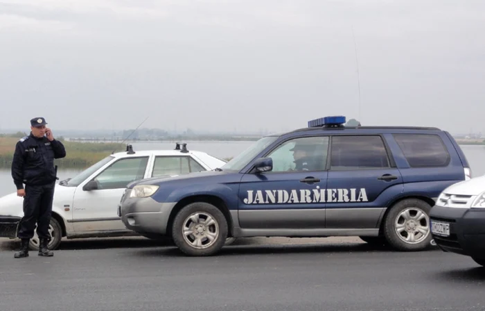 Pescarul a fost depistat în dreptul podului rutier de la ieşirea din Slatina... (FOTO: Mugurel Manea)