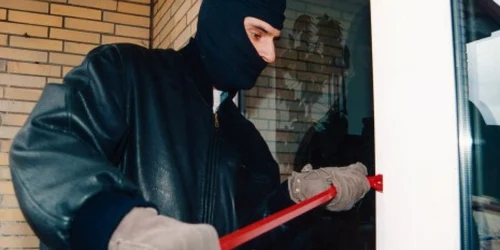 Cercetările sunt continuate în vederea identificării autorilor. Foto arhivă