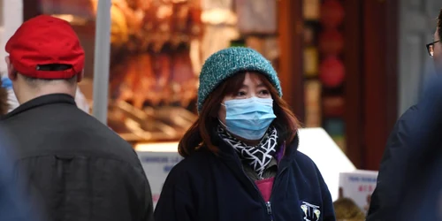 O tanara purtand masca sanitare in Orasul Chinezesc din Londra FOTO EPA-EFE
