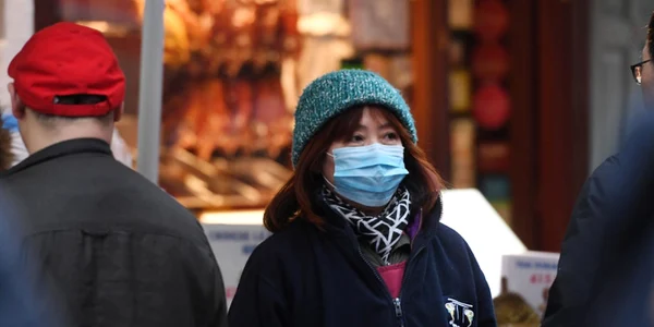 O tanara purtand masca sanitare in Orasul Chinezesc din Londra FOTO EPA-EFE