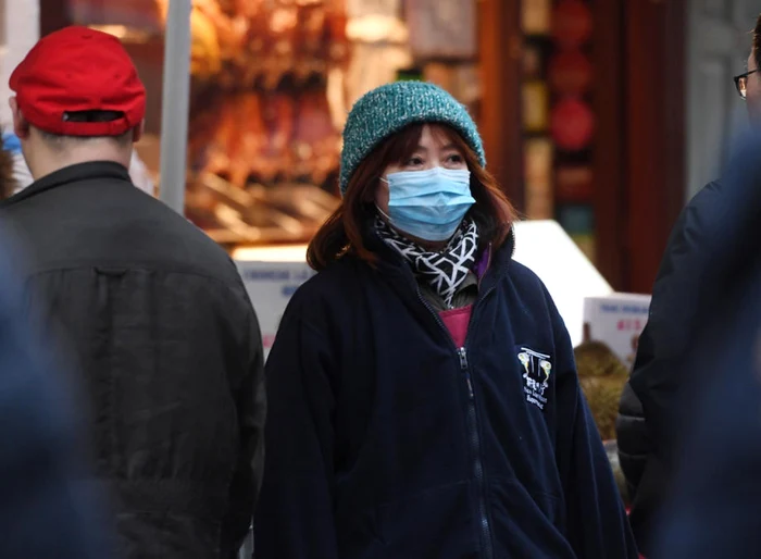 O tănără purtând mască sanitară în Oraşul Chinezesc din Londra FOTO EPA-EFE