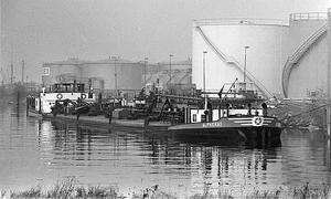 640px Olietanks in de Amsterdamse haven op de voorgrond een binnenvaartschip, Bestanddeelnr 926 7985 jpg