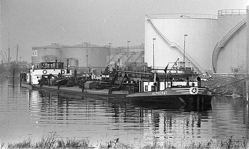 640px Olietanks in de Amsterdamse haven op de voorgrond een binnenvaartschip, Bestanddeelnr 926 7985 jpg