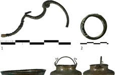 Inventarul obiectelor metalice din mormântul numărul 16 de la Bisenzio: 1. fibulă; 2. inel; 3. lighean; 4. vas cu toartă; 5. scut (© Museo Nazionale Etrusco di Villa Giulia / Bisenzio Project, A. Babbi, B. Babbi)