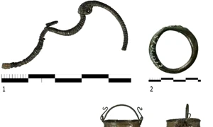 Inventarul obiectelor metalice din mormântul numărul 16 de la Bisenzio: 1. fibulă; 2. inel; 3. lighean; 4. vas cu toartă; 5. scut (© Museo Nazionale Etrusco di Villa Giulia / Bisenzio Project, A. Babbi, B. Babbi)