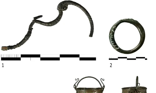 Inventarul obiectelor metalice din mormântul numărul 16 de la Bisenzio: 1. fibulă; 2. inel; 3. lighean; 4. vas cu toartă; 5. scut (© Museo Nazionale Etrusco di Villa Giulia / Bisenzio Project, A. Babbi, B. Babbi)