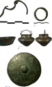 Inventarul obiectelor metalice din mormântul numărul 16 de la Bisenzio: 1. fibulă; 2. inel; 3. lighean; 4. vas cu toartă; 5. scut (© Museo Nazionale Etrusco di Villa Giulia / Bisenzio Project, A. Babbi, B. Babbi)