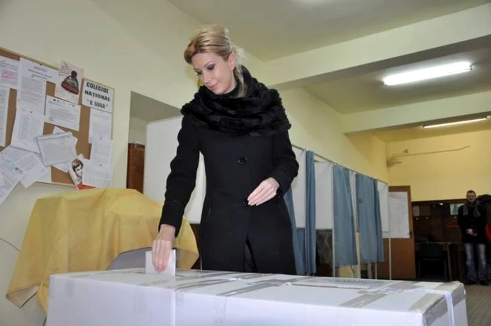 Raluca Turcan a votat la sectia din cadrul Colegiului Naţional "Octavian Goga"