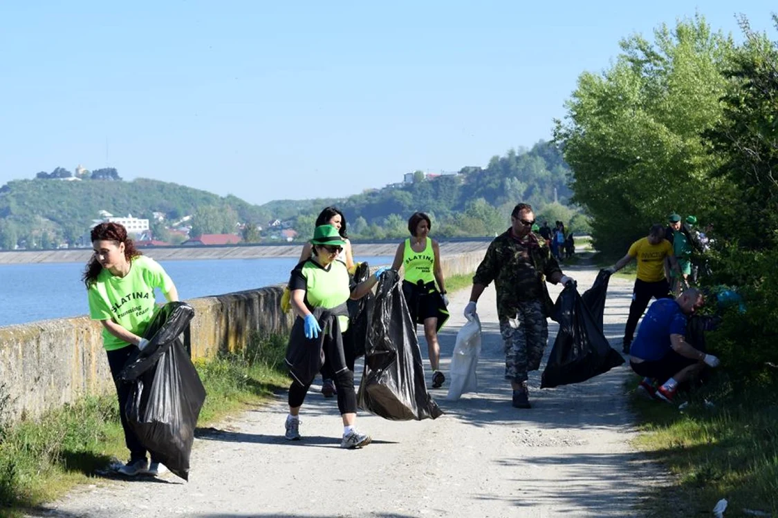 Alergătorii au parcurs cei 8 kilometri la pas, adunând resturile  lăsate de alţii FOTO: Claudia Balaş