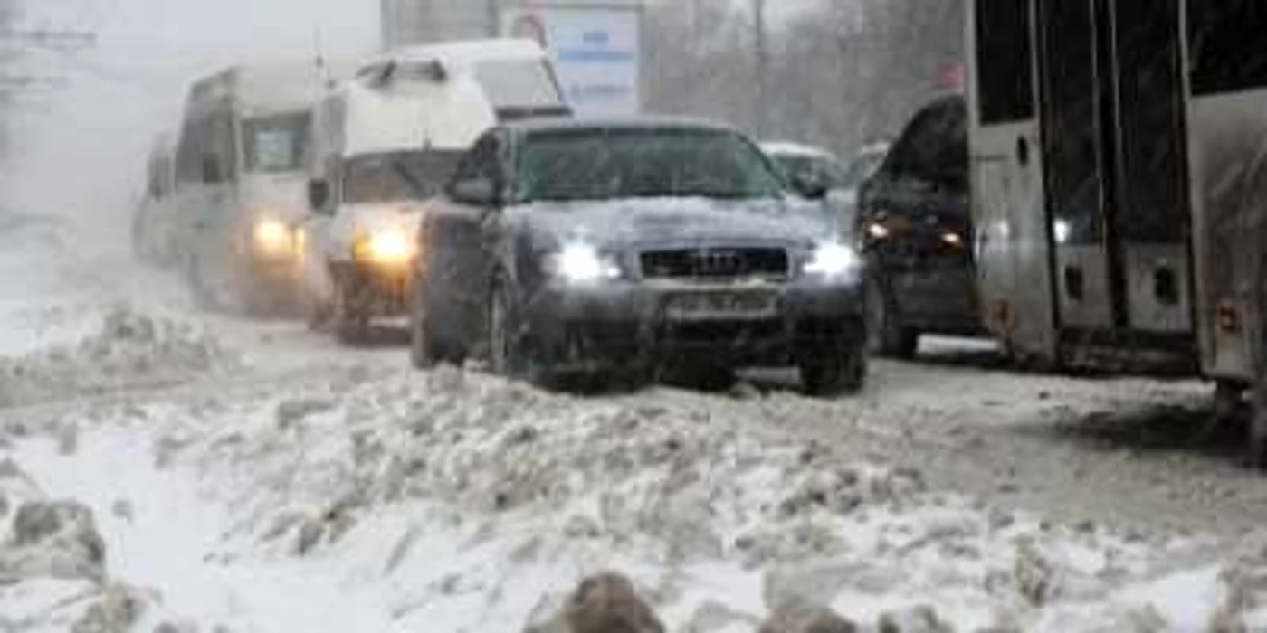 Şosele sunt pline de zăpadă, traficul e aproape paralizat