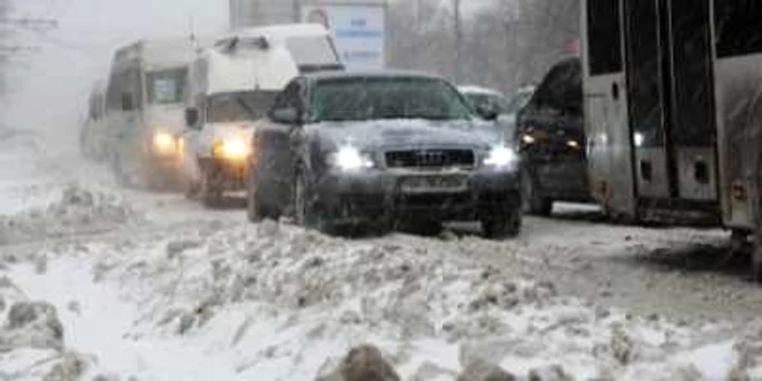 Şosele sunt pline de zăpadă, traficul e aproape paralizat