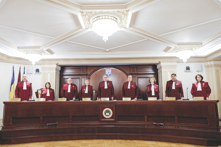 Mize mari pentru CCR. Cine sunt favoriții pentru posturile de judecători vacante. Printre nominalizați se numără și Emil Boc